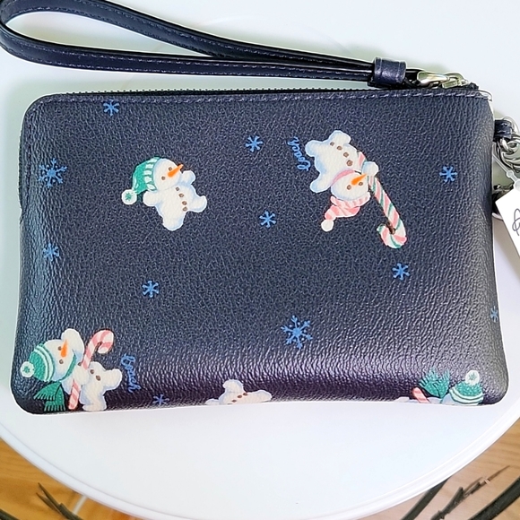 NWOT Coach Snowman Wristlet with snowman and C hang tag - Picture 3 of 9